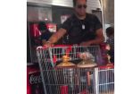 Empleados de la tienda de autoservicio donde se presentaron los hechos se acercaron para pedirle que detuviera la acción.