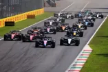 Autos de Fórmula 1 durante una carrera.