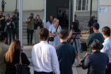 Padres de Jake y Callum Robinson salen de la corte en Ensenada tras la primera audiencia del juicio por el asesinato de los surfistas.