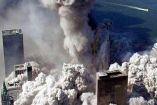 Ataque a las Torres Gemelas en Nueva York el 11 de septiembre de 2001, mientras una enorme nube de polvo cubre la zona del World Trade Center.