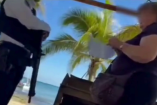 Imagen de una extranjera reclama ser dueña de playa en Xcalacoco