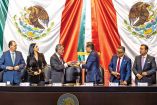 Edgar Amador Zamora, tercero de izquierda a derecha, al entregar el Paquete Económico 2027 a Raúl Bolaños.