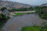 Vista aérea de la presa San Francisco, en Álvaro Obregón, con bajos niveles de agua, basura y escombros acumulados en el vaso.