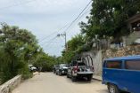 Los familiares intentaron golpear a la madre que asesinó al menor, pero los agentes de la policía la detuvieron y la trasladaron para ser puesta a disposición del ministerio público.