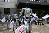 El robot Agibot A3 participó en la protesta contra el uso descontrolado de la IA.