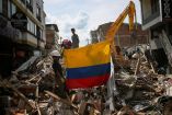 Los restos de viviendas derrumbadas permanecen visibles un mes después del terremoto en Colombia.