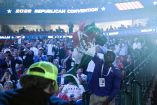 Manifestante afroamericano ondenado la bandera de México en convención Republicana.