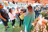 Cynthia Yasmine Carrillo Matías carga a la pequeña Azuleth durante la misa en memoria de la "abuelita heroína".