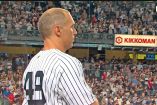 Jugador de os Yankees durante la entonación de la pieza God Bless America en honor a víctimas del 11S.