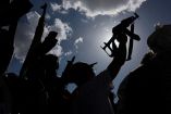 Hombres armados hutíes se desplegaron a lo largo de la costa de Bab el Mandeb en vehículos militares.