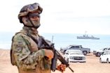 Elemento del ejército mexicano en la frontera marítima entre México y EU.