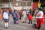 Niños de educación básica a la entrada a su plantel escolar.