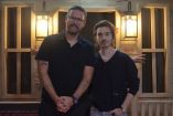 Zach Cregger y Austin Abrams durante la presentación de Resident Evil: Noche Cero