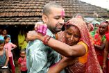 Sanjay Sah, sobreviviente del deslave en Nepal, abraza a su madre.