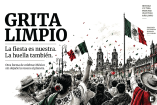 Personas celebran las Fiestas Patrias con banderas mexicanas en el Zócalo de la Ciudad de México.