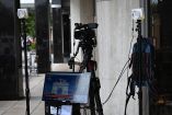 Equipos de MS NOW permanecen cerca de la Casa Blanca en Washington tras el veto de Trump a medios críticos de su gobierno.