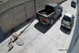 Cámaras de seguridad de la zona registraron el momento exacto de la agresión sobre la vialidad.