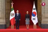La presidenta Claudia Sheinbaum y el mandatario de Corea, Lee Jae-Myung, posando frente a las banderas de México y Corea del Sur en Palacio Nacional.