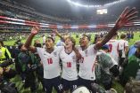 Anthony Gordon y Bellingham celebrando en el Estadio México