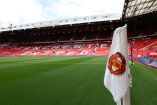 El Manchester United vende fragmentos del césped retirado de Old Trafford durante la renovación de su cancha.