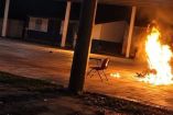 En un video se observa el momento en que la pareja es rociada con gasolina para luego prenderle fuego, sin que ninguna autoridad de la comunidad impidiera el hecho.