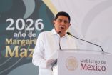 Salomón Jara Cruz, gobernador de Oaxaca, pronunciando un discurso desde un podio con el logotipo del Gobierno de México.