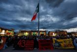 Los diferentes colectivos se reunieron para escuchar el mitin de los padres de los 43 estudiantes de Ayotzinapa