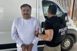 Agente del ICE durante la detención de un migrante en EU