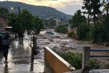 Corriente de agua arrastra una camioneta por una calle inundada de Guanaceví, Durango, tras las intensas lluvias registradas.