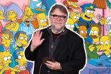 Guillermo del Toro sonríe y saluda frente a un montaje con varios personajes de Los Simpson.
