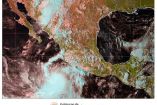 Polo está ubicado a 160 km al noreste de Guaymas, provocando vientos fuertes y oleaje de 2 a 3 metros en el Golfo de California.