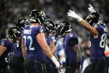 Los jugadores de los Baltimore Ravens celebran la victoria en el primer partido de la NFL en Río de Janeiro, en el legendario campo de Maracaná.