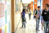 Jóvenes mexicanos caminan por los pasillos de una escuela de nivel medio superior.