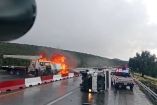 El video del momento del impacto se ha difundido ampliamente en redes sociales debido a la cercanía con la que uno de los hombres logró escapar de la trayectoria de la grúa.