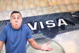 Hombre preocupado frente a una visa americana para ilustrar la pérdida o robo del documento.
