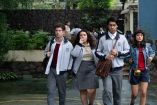 Cuatro jóvenes caminan por una escuela en una escena de Nadie Nos Va a Extrañar, serie que tendrá temporada 3.