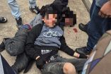 Jóvenes exalumnos responsables del ataque en la Secundaria 13 de Torreón sometidos en el suelo por pobladores del Ejido La Unión.