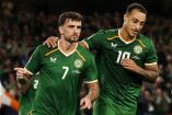 Troy Parrott (jersey número 7), festejó con sus compañeros el par de goles en el encuentro