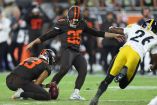 Andre Szmyt (25) conecta la patada de 56 yardas cuando el tiempo expiraba para darle la victoria a Cleveland Browns.