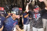 Ronald Acuña Jr. y el manager Walt Weiss celebrar el pase a la ronda divisional, después de haber eliminado a los Phillies.