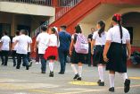Niños de una escuela de Morelos caminan hacia su salón de clases.