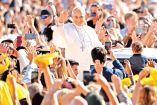 El papa León XIV saluda a los fieles franceses durante su visita a territorio galo.