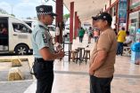 Personal de la Guardia Nacional se identifica con los usuarios y solicita autorización para llevar a cabo inspecciones en el transporte público
