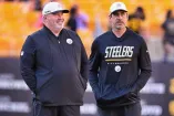 Aaron Rodgers y Mike McCarthy discuten en el juego ante los Browns