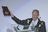 Mario Almada homenajeado con la Cruz de Plata en la inauguración del Festival de Cine en Guanajuato en 2011.
