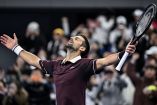 Novak Djokovic se sobrepuso a perder el primer set para vencer al alemán Alexander Zverev y mantener su invicto en Pekín.