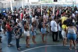 La gente hace fila en un colegio electoral de Río de Janeiro, Brasil