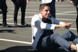 Andrés Vaca en el piso haciendo un baile de banda.