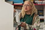 Un funcionario electoral revisa el informe del recuento de votos de una urna durante las elecciones presidenciales en un centro de votación de Río de Janeiro, Brasil.