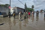 En la avenida Solidaridad, el nivel del agua llegó aproximadamente a la cintura y varios vehículos quedaron varados, por lo que sus ocupantes tuvieron que ser auxiliados por las autoridades.